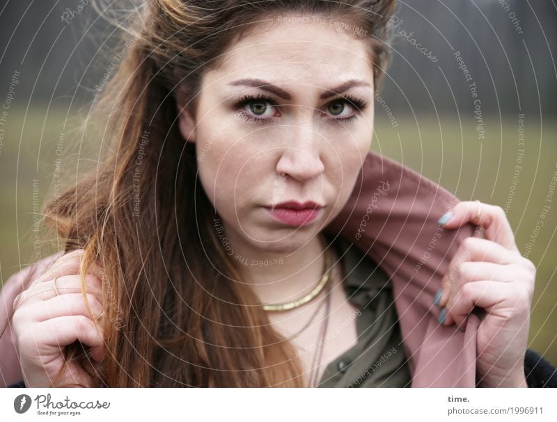 Anne feminin Frau Erwachsene 1 Mensch Wiese Wald Hemd Jacke Schmuck brünett langhaarig beobachten Denken festhalten Blick warten schön wild Gefühle selbstbewußt