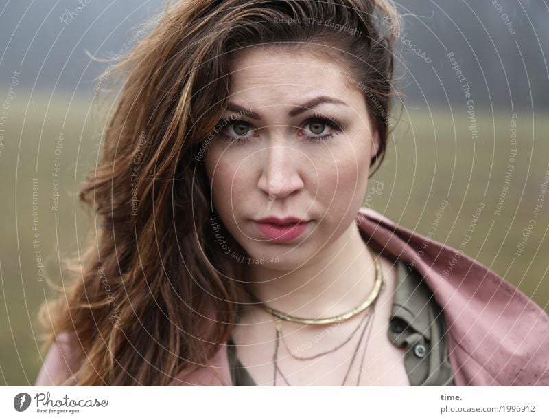 Anne feminin Frau Erwachsene 1 Mensch Park Wald Hemd Jacke Schmuck Haare & Frisuren brünett langhaarig beobachten Denken Blick warten Freundlichkeit schön