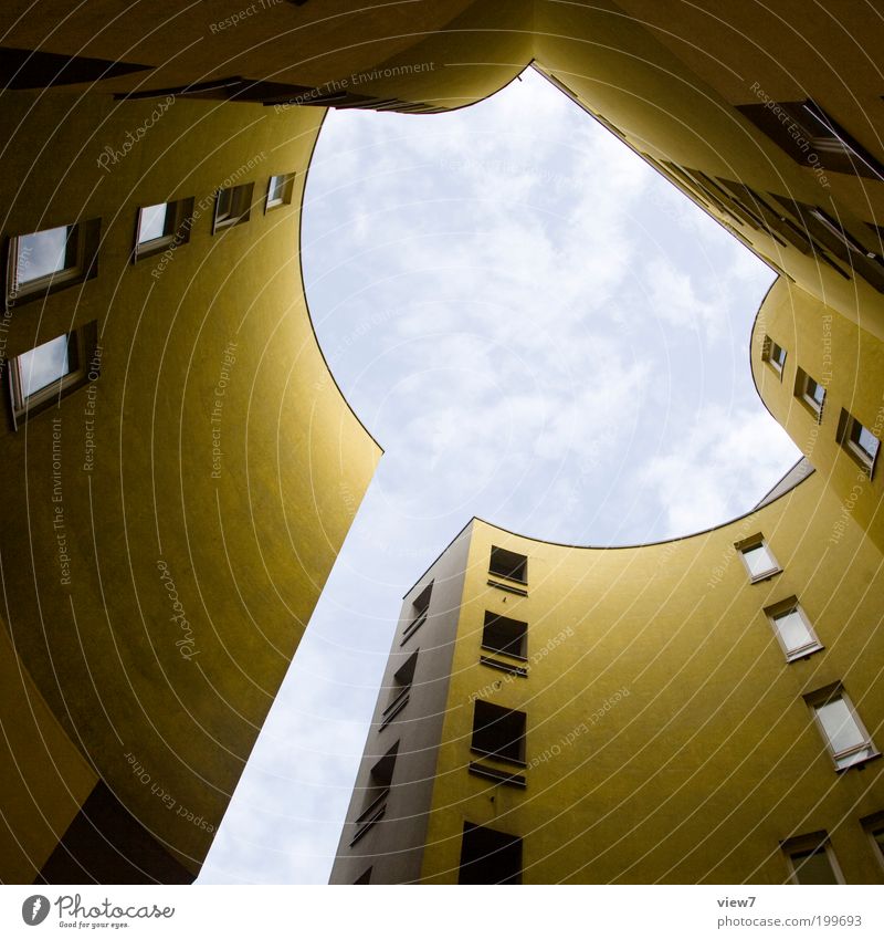 Loch im Himmel Wolken Schönes Wetter Haus Hochhaus Bauwerk Architektur Mauer Wand Fassade ästhetisch eckig einfach elegant exotisch groß einzigartig modern oben