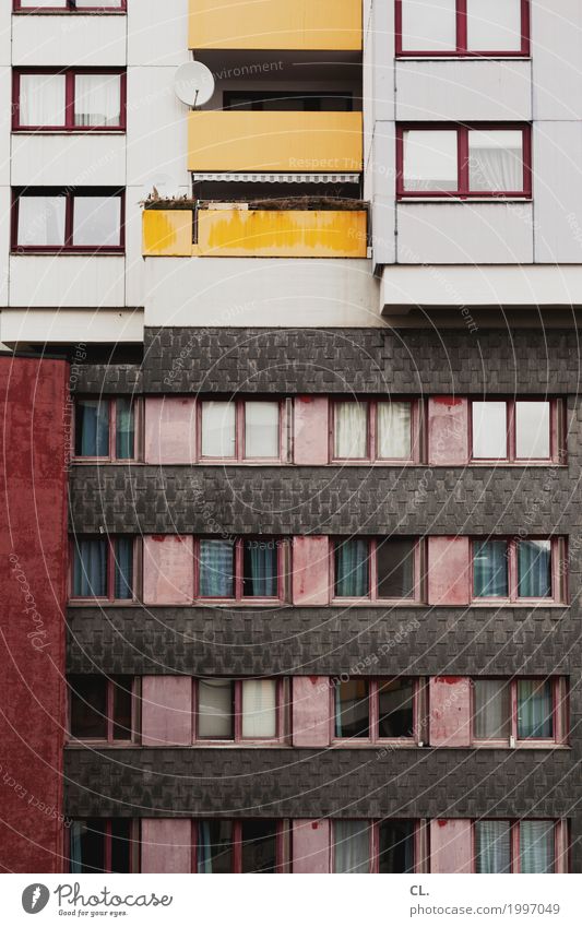 sat Satellitenantenne Hannover Stadt Stadtzentrum Hochhaus Gebäude Architektur Mauer Wand Fassade Fenster Häusliches Leben alt hässlich trist anonym Farbfoto