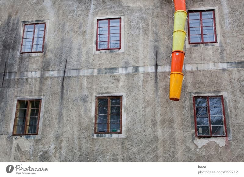 Baustelle Hausbau Renovieren Ruine Gebäude Mauer Wand Fassade Fenster Container Beton Kunststoff bauen hängen dreckig trashig braun gelb grau rot Verfall