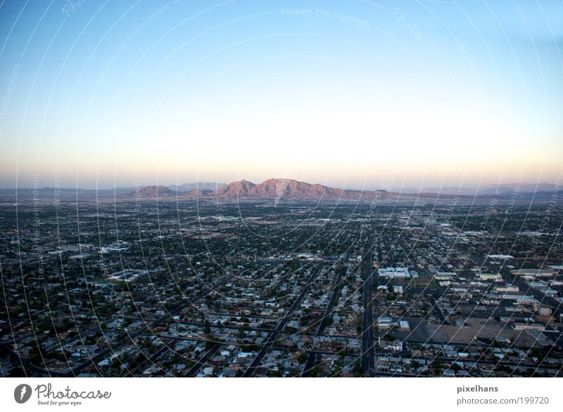 Sim City Ferne Freiheit Umwelt Landschaft Himmel Wolkenloser Himmel Sommer Felsen Berge u. Gebirge Las Vegas Nevada Amerika Stadt bevölkert Haus Verkehrswege