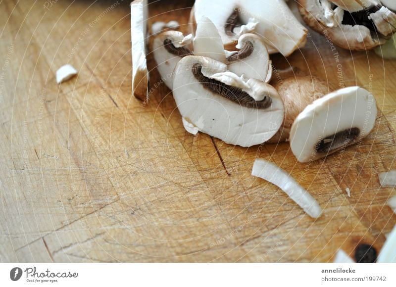 Pilz-Geschnipseltes Lebensmittel Gemüse Champignons Ernährung Mittagessen Abendessen Bioprodukte Vegetarische Ernährung Diät Schneidebrett Gesundheit lecker