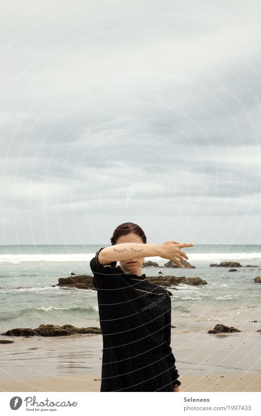 verschlossen Sinnesorgane ruhig Meditation Ferne Freiheit Strand Meer Wellen Mensch feminin Frau Erwachsene Auge 1 Umwelt Natur Wasser Himmel Wolken Horizont