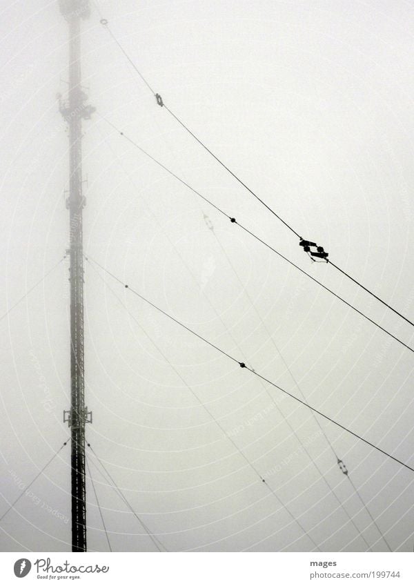 Elektrosmog Sendemast Telekommunikation hoch Sender Strahlung Antenne Nebel Farbfoto Gedeckte Farben Außenaufnahme Menschenleer Kontrast Silhouette