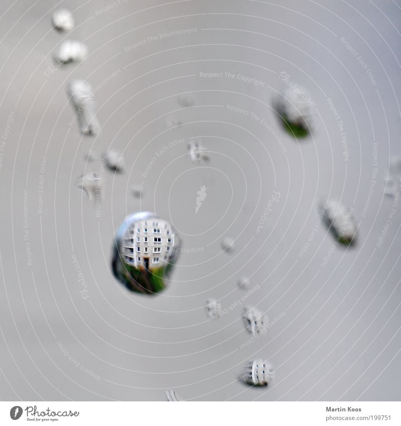 Ein Regen ist kalt durch den Tag gegangen Wetter träumen Wassertropfen nass Verzerrung Haus Neubau Fleck Experiment Fenster Kugel Erde Glas Muster Linse