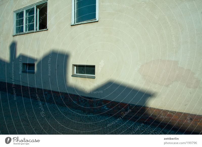 Strukturelles Defizit Haus Wand Gebäude Fenster Vorderseite Fensterfront Schatten Licht Sonne Putz rauhputz Menschenleer Textfreiraum Abend Bildausschnitt