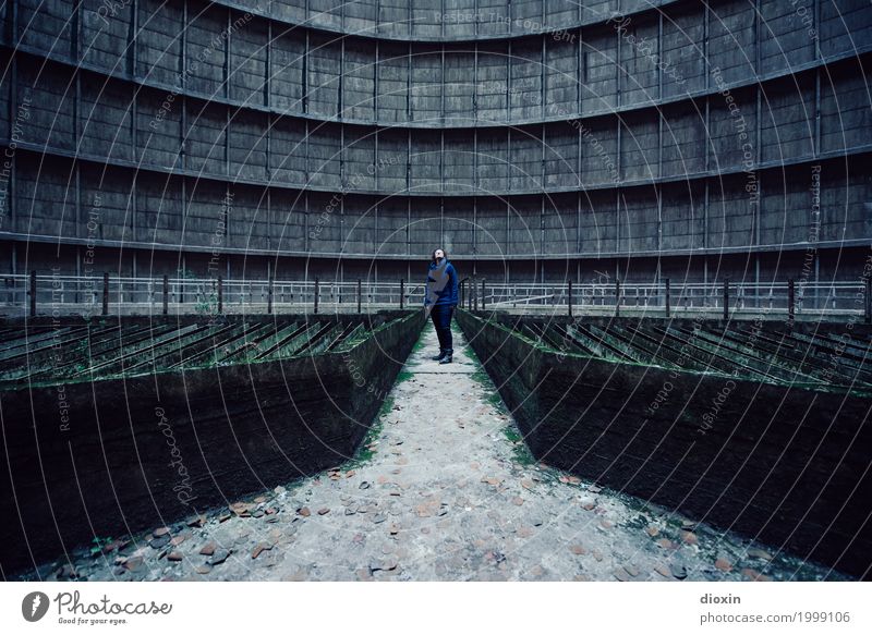 Inside the cooling tower [15] Abenteuer Energiewirtschaft Kernkraftwerk Kohlekraftwerk Energiekrise Industrie Mensch feminin Junge Frau Jugendliche 30-45 Jahre