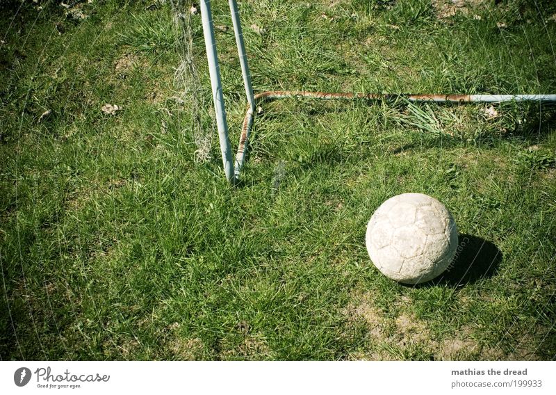 ABGELEDERT Freizeit & Hobby Spielen Sport Ballsport Fußball Sportstätten Fußballplatz liegen alt dreckig rund grün Erwartung Tor Leder Sportrasen Rost