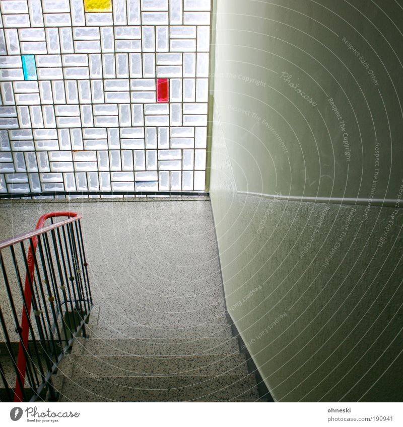 Primärfarben Häusliches Leben Haus Innenarchitektur Treppe Treppenhaus Glasbaustein Geländer Treppengeländer Gebäude Architektur blau gelb rot Farbfoto