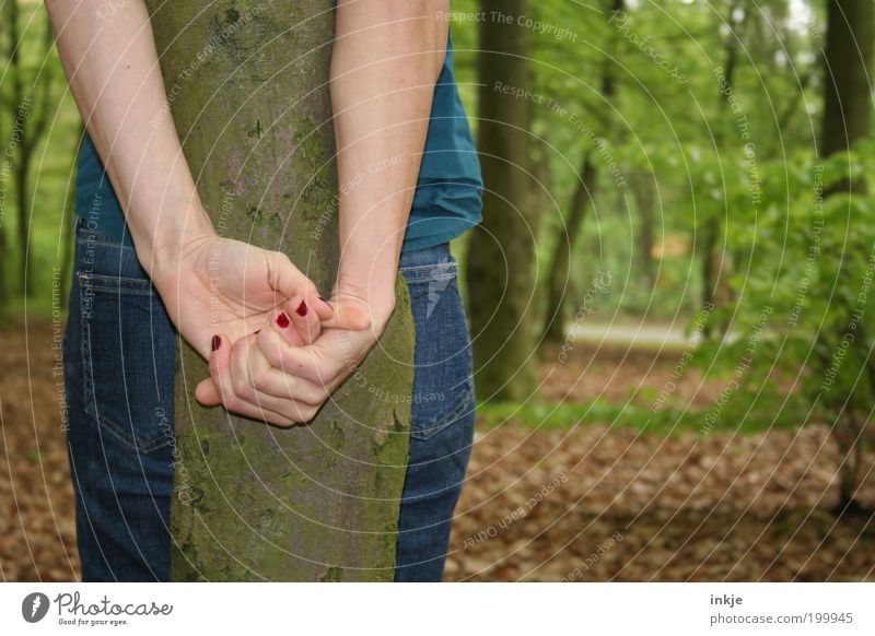 none was there ...but me Junge Frau Jugendliche Leben Hand 1 Mensch 18-30 Jahre Erwachsene Baum Baumstamm Park Wald Jeanshose Nagellack stehen warten