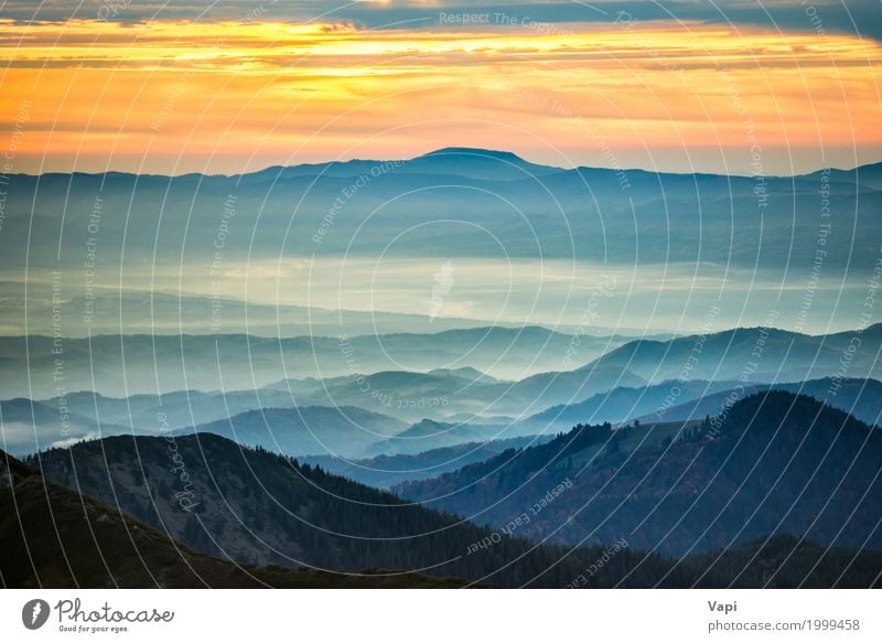 Blaue Berge und Hügel unter Sonnenuntergang Ferien & Urlaub & Reisen Tourismus Ausflug Abenteuer Sommer Berge u. Gebirge Natur Landschaft Himmel Wolken Horizont