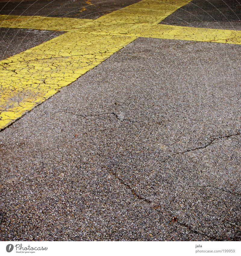 crisscross Platz Verkehrswege Straße Stein Zeichen Schilder & Markierungen gelb grau Kreuz Asphalt Farbfoto Außenaufnahme Menschenleer Textfreiraum unten