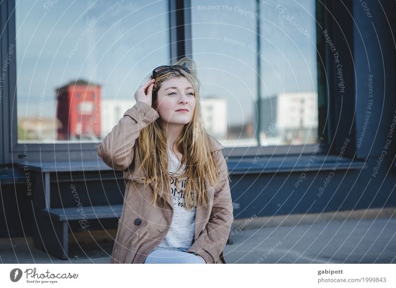 junge Frau sitzt auf einer Treppe Lifestyle schön Leben Freizeit & Hobby Mensch feminin Junge Frau Jugendliche 18-30 Jahre Erwachsene Stadtzentrum Blick sitzen