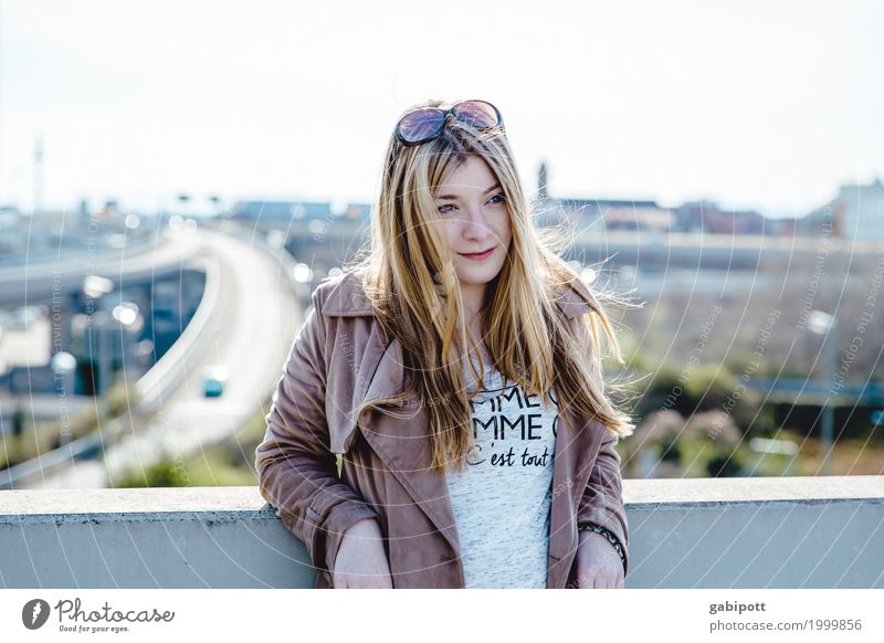 junge Frau vor urbanen Hintergrund Lifestyle Design Freude Mensch feminin Junge Frau Jugendliche Erwachsene Leben 1 18-30 Jahre Frühling Sommer Stadt Skyline