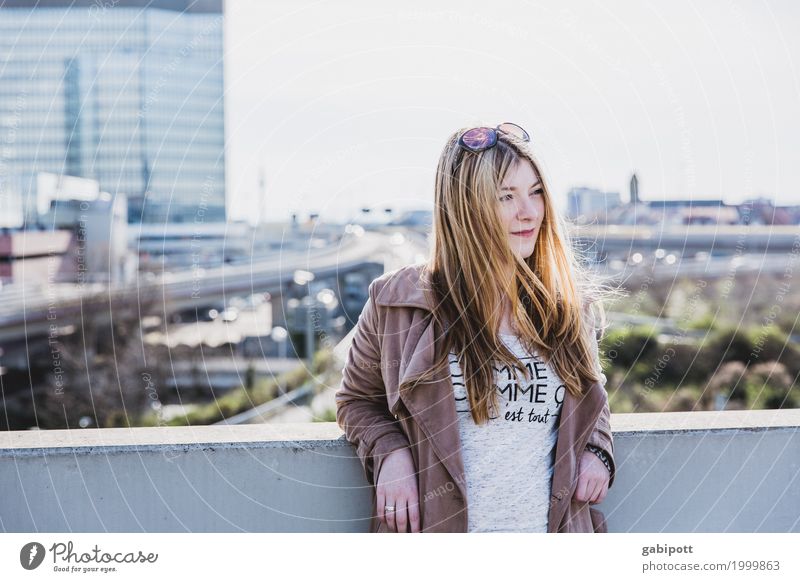 junge Frau vor urbanen Hintergrund Lifestyle Wohlgefühl Zufriedenheit Erholung ruhig Freizeit & Hobby Sommer Mensch feminin Junge Frau Jugendliche Erwachsene