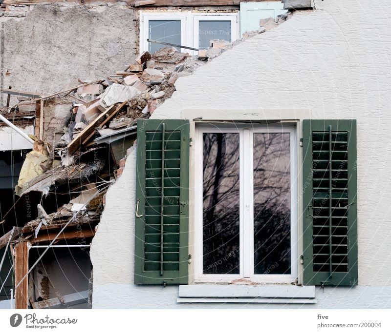 fenster in pension Häusliches Leben Wohnung Haus Umzug (Wohnungswechsel) Innenarchitektur Wohnzimmer Dorf Einfamilienhaus Mauer Wand Fenster kaputt Demontage