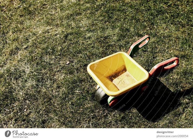 Feierabend Spielen Garten Kindergarten Arbeit & Erwerbstätigkeit Gartenarbeit Gärtner Schubkarre Sommer Gras Rasen Wiese alt ruhig fleißig Müdigkeit Spielzeug