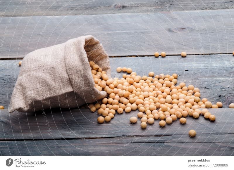 Sojabohnenölbohnen in einem Sack auf Holztisch Getreide Ernährung Bioprodukte Vegetarische Ernährung frisch Gesundheit natürlich Bohnen Ballaststoff