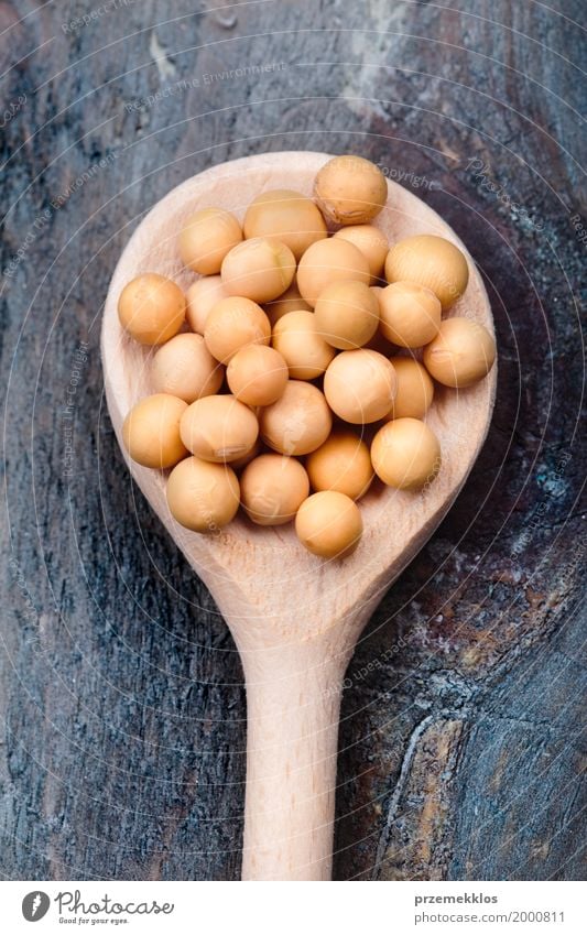 Sojabohnenölbohnen auf hölzernem Löffel und Holztisch Getreide Ernährung Bioprodukte Vegetarische Ernährung frisch Gesundheit natürlich Bohnen Ballaststoff