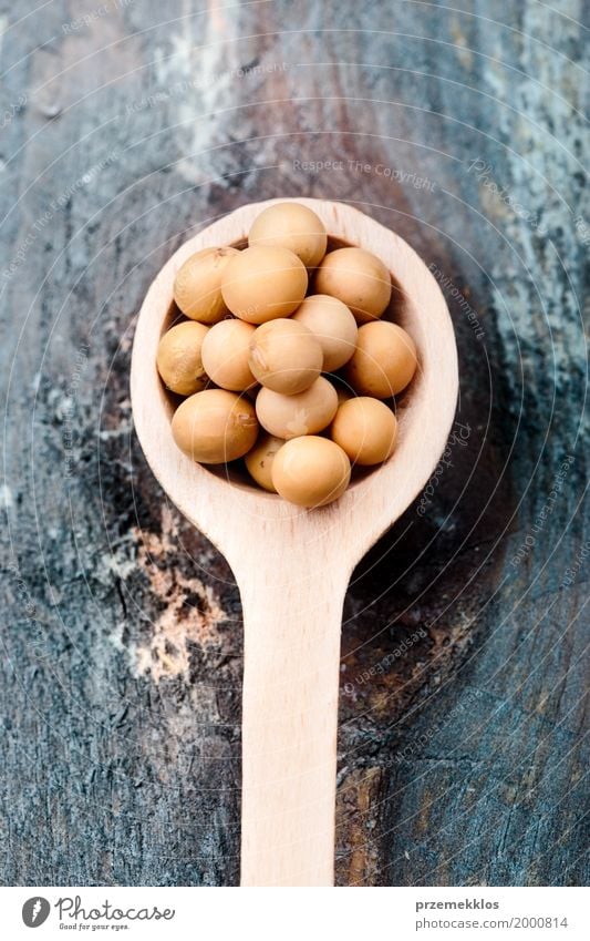 Sojabohnenölbohnen auf hölzernem Löffel und Holztisch Getreide Ernährung Bioprodukte Vegetarische Ernährung Diät Asiatische Küche frisch Gesundheit natürlich