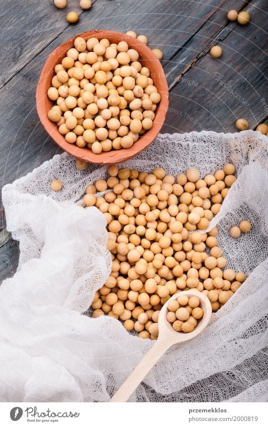 Sojabohnenölbohnen in einer Schüssel auf Holztisch Lebensmittel Getreide Ernährung Bioprodukte Vegetarische Ernährung Asiatische Küche Schalen & Schüsseln Natur