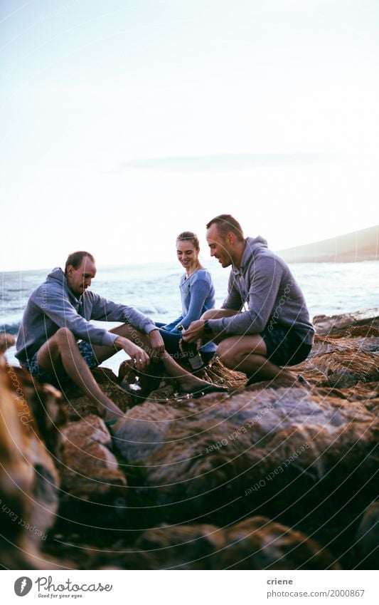 Junge erwachsene Freunde, die Spaß zusammen auf Felsen haben Getränk trinken Wein Flasche Glas Lifestyle Freude Ferien & Urlaub & Reisen Tourismus Abenteuer