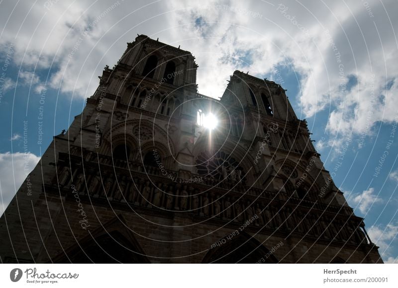 Lichtblick Paris Frankreich Menschenleer Dom Turm Bauwerk Architektur Fassade Sehenswürdigkeit Wahrzeichen blau braun weiß Notre-Dame Wolkenhimmel Blauer Himmel