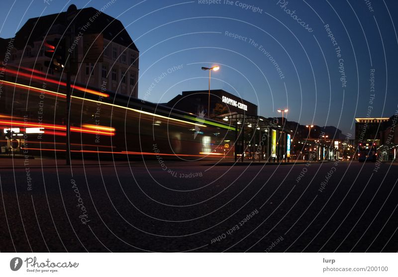 The Night Time is a Lifeline Städtereise Nachtleben Kiel Stadt Hauptstadt Hafenstadt Stadtzentrum Haus Bauwerk Architektur Verkehr Verkehrswege