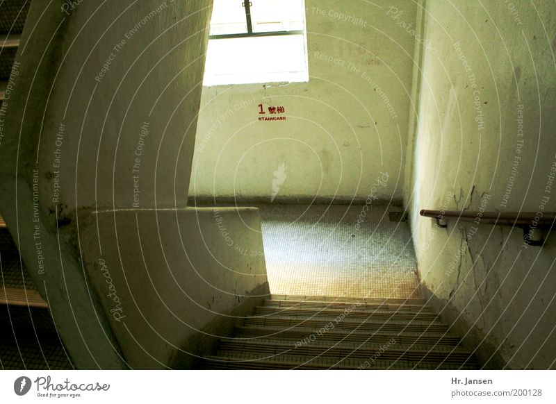 staircase Mauer Wand Treppe alt dreckig braun gelb Stimmung Farbfoto Innenaufnahme Tag Licht Sonnenlicht Sonnenstrahlen abwärts Treppenhaus Treppenabsatz