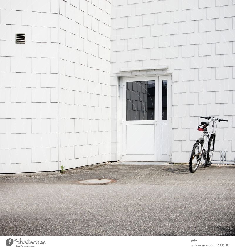 bike rack Haus Platz Bauwerk Gebäude Architektur Fassade Tür Fahrrad Fahrradständer Sauberkeit weiß Ordnung einfach puristisch parken Farbfoto Gedeckte Farben