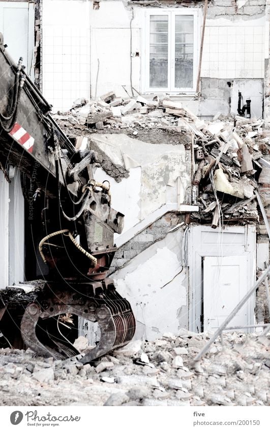 abbruch Häusliches Leben Wohnung Haus Gebäude Mauer Wand Treppe Fassade Fenster Tür kaputt Bagger Bauschutt Müll Demontage abbrechen Zusammenbruch