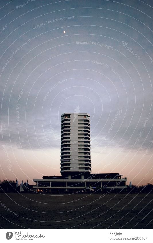 moonlight hotel. Hochhaus ruhig Hotel Mond Mondschein Strand Sand Sandstrand Beton Architektur modern Nacht Abend Geometrie Warnemünde Himmel Mitte Plattenbau