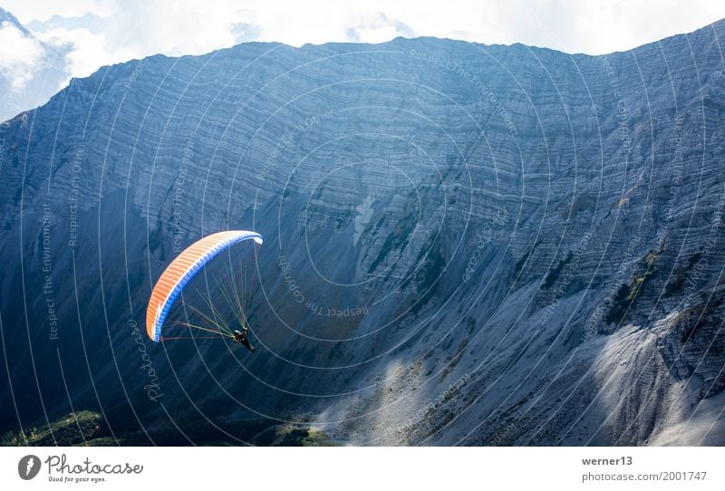 Paragleiten in den Alpen, Lermoos, Zugspitzarena Freizeit & Hobby Tourismus Gleitschirmfliegen 1 Mensch Natur Landschaft Luft Herbst Felsen Berge u. Gebirge