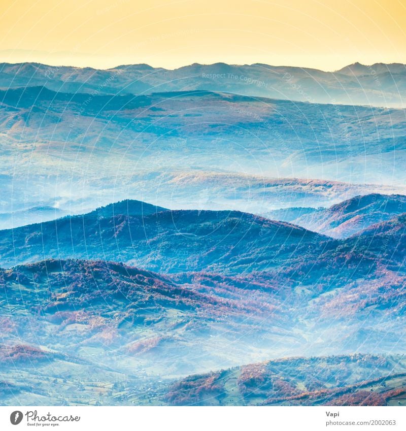 Schöne blaue Berge und Hügel schön Ferien & Urlaub & Reisen Tourismus Ausflug Abenteuer Ferne Freiheit Sommer Sonne Berge u. Gebirge Natur Landschaft Himmel