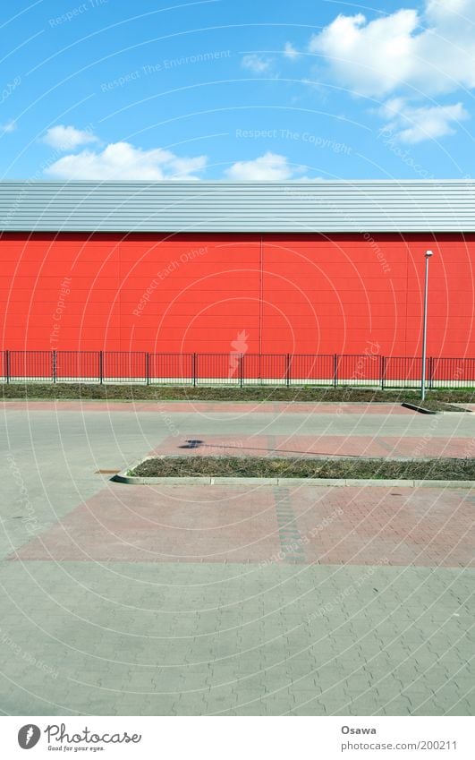 Feiertag Parkplatz Strukturen & Formen Pflastersteine Lagerhalle Halle Fabrikhalle Gewerbegebiet Gebäude Architektur Zaun Grünstreifen leer ausdruckslos rot