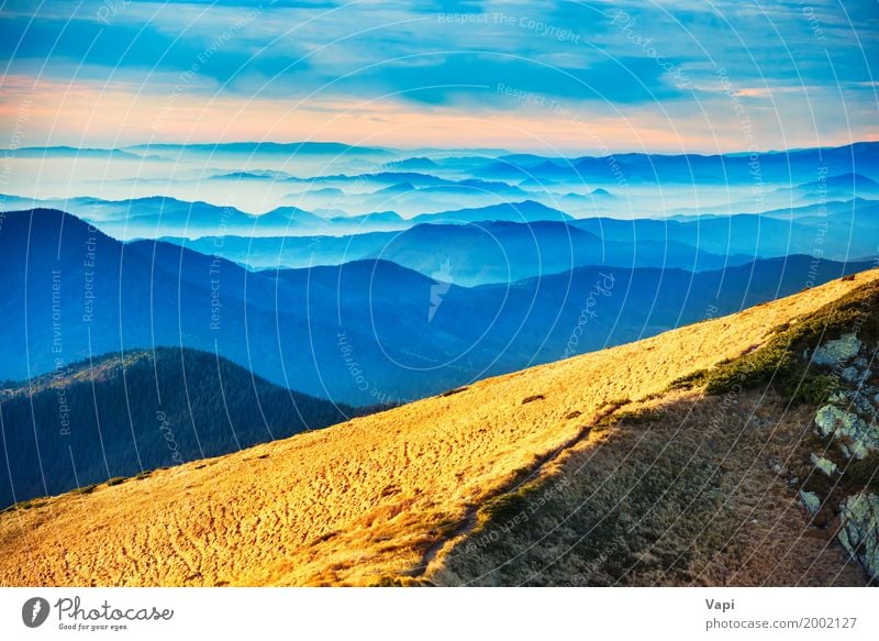 Blaue Berge und Hügel Ferien & Urlaub & Reisen Tourismus Sommer Sommerurlaub Sonne Berge u. Gebirge Natur Landschaft Himmel Wolken Horizont Sonnenaufgang