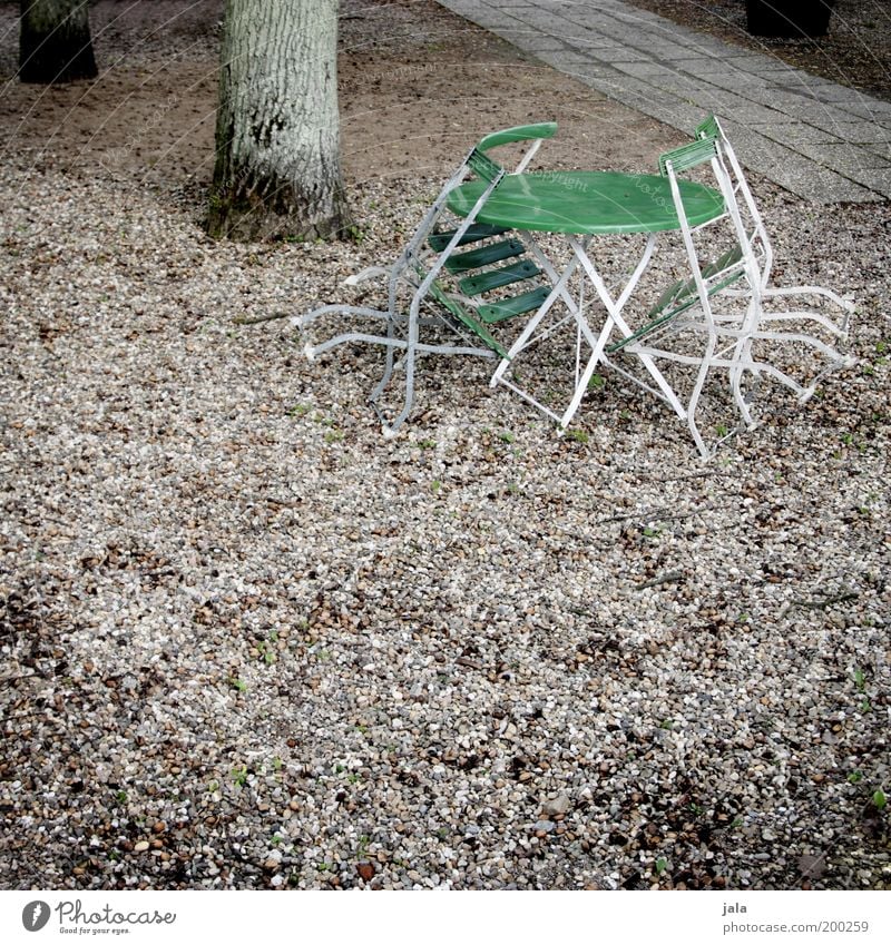 eigentlich ist jetzt biergartenzeit... Baumstamm Tisch Gartentisch Stuhl trist Biergarten Farbfoto Außenaufnahme Menschenleer Tag geschlossen Nebensaison Park