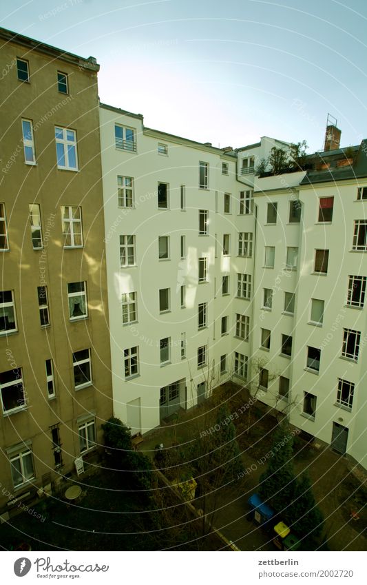 Mehrfamilienhaus Berlin Detailaufnahme Stadt Stadtleben Vorstadt Häusliches Leben Wohnhaus Wohnhochhaus Haus Wand Mauer Brandmauer Wohngebiet Stadtzentrum