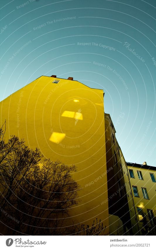 Gelbes Haus in Schöneberg Wohnhaus Wand Mauer Brandmauer Wohngebiet Häusliches Leben Stadt Stadtzentrum Wolkenloser Himmel Blauer Himmel himmelblau Textfreiraum