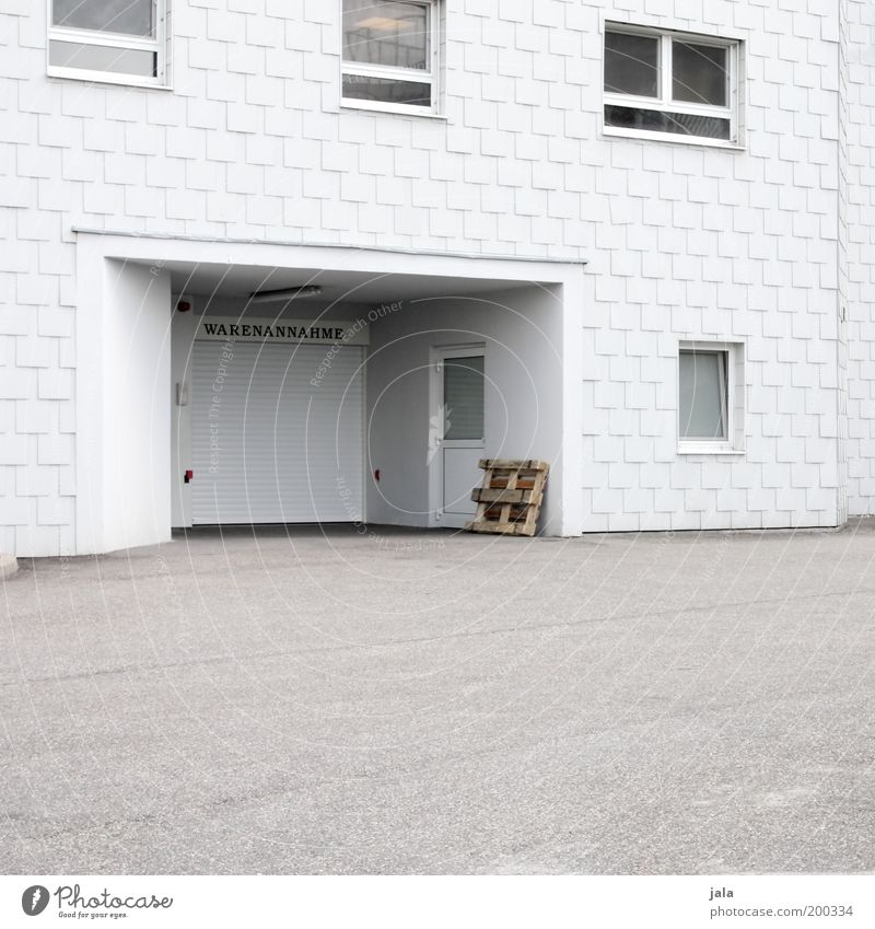 warenannahme Handel Dienstleistungsgewerbe Haus Fabrik Gebäude Architektur Fenster Tür Sauberkeit weiß Lager Farbfoto Gedeckte Farben Außenaufnahme Menschenleer