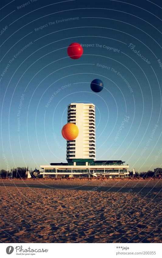 grundfarben b. Hochhaus mehrfarbig Architektur Beton Fassade Gebäude Farbe Sand Strand Sandstrand Urlaubsstimmung Urlaubsort Warnemünde Ball Kugel fliegen