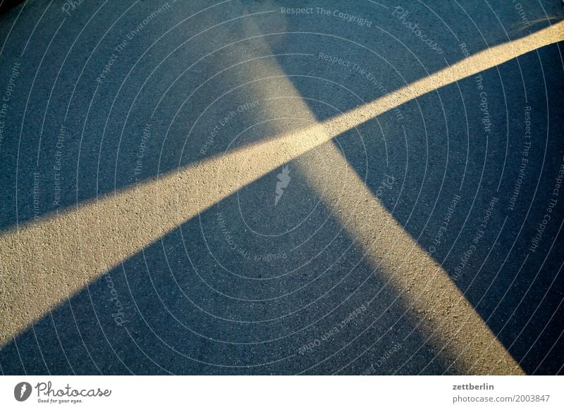 Irrlicht Berlin Detailaufnahme Stadtleben Vorstadt Straße Asphalt Wege & Pfade Licht Sonne Sonnenstrahlen Kreuz Neigung diagonal Ecke Schatten Menschenleer