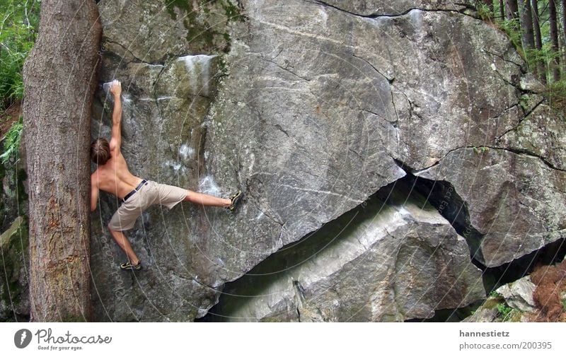 Tief im Wald maskulin Felsen Sport ästhetisch muskulös sportlich stark Kraft Freizeit & Hobby Bouldern Klettern Extremsport Zillertaler Alpen Granit Riss Block