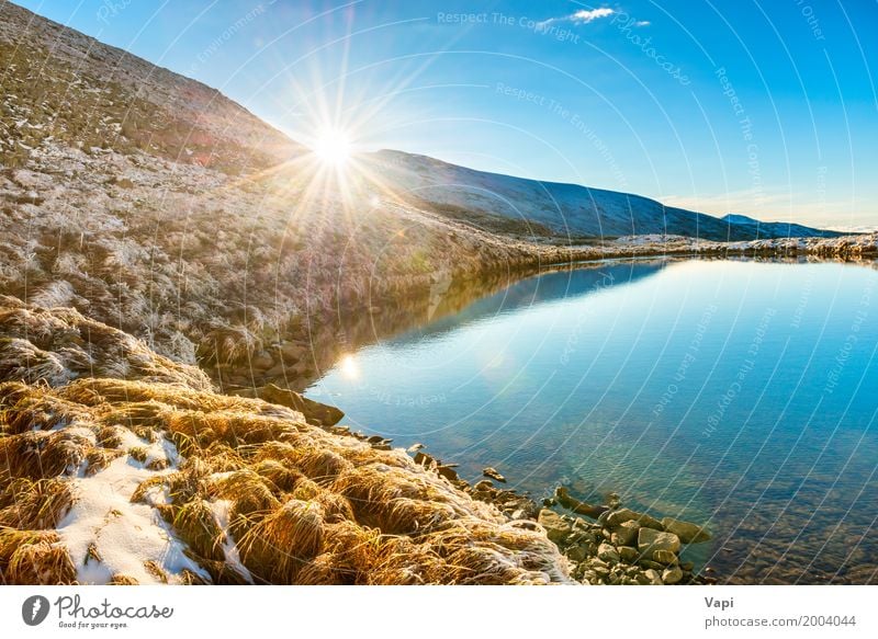 Schöner blauer See in den Bergen Ferien & Urlaub & Reisen Tourismus Freiheit Sommer Sommerurlaub Sonne Winter Schnee Berge u. Gebirge Umwelt Natur Landschaft