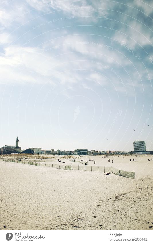 weite. Landschaft Sand Wärme Strand Sandstrand Warnemünde Warnemünder Teepott Zaun Ferne Hotel Ferien & Urlaub & Reisen Urlaubsstimmung Urlaubsfoto Urlaubsort