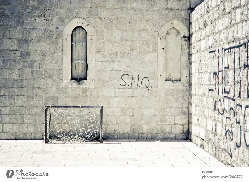 Klosterfußball Kirche Burg oder Schloss Bauwerk Gebäude Mauer Wand Fassade Fenster Tor Fußball Klostergarten Graffiti hell Wärme leer Elfmeter Altbau Stein