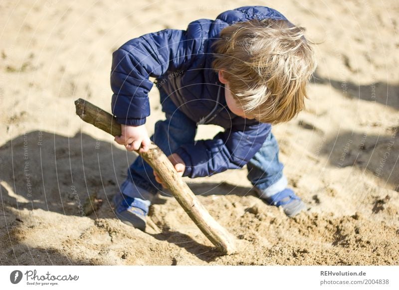 bei der arbeit Mensch maskulin Kind Kleinkind Junge Kindheit 1 1-3 Jahre Sand Jeanshose Jacke Haare & Frisuren Spielen authentisch dreckig klein natürlich blau