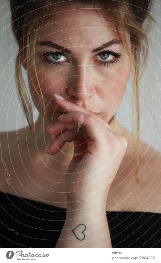 Anne feminin Frau Erwachsene 1 Mensch T-Shirt Tattoo Haare & Frisuren brünett blond langhaarig beobachten Denken Blick warten ästhetisch schön selbstbewußt