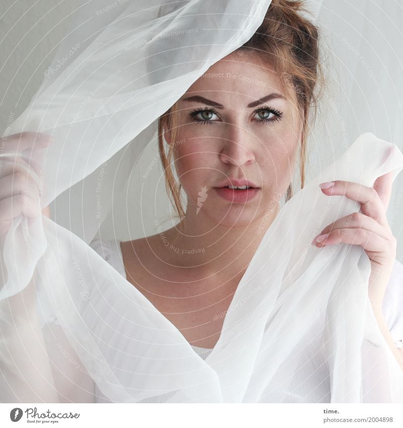 Anne Gardine Vorhang feminin Frau Erwachsene 1 Mensch T-Shirt Stoff brünett langhaarig beobachten festhalten Blick warten schön selbstbewußt Willensstärke